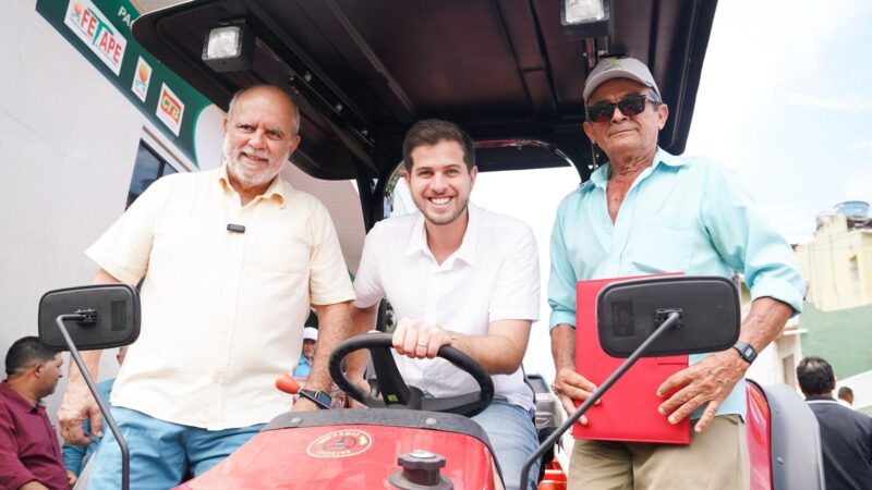 Pedro Campos e Waldermar Borges entregam equipamentos para pequenos produtores