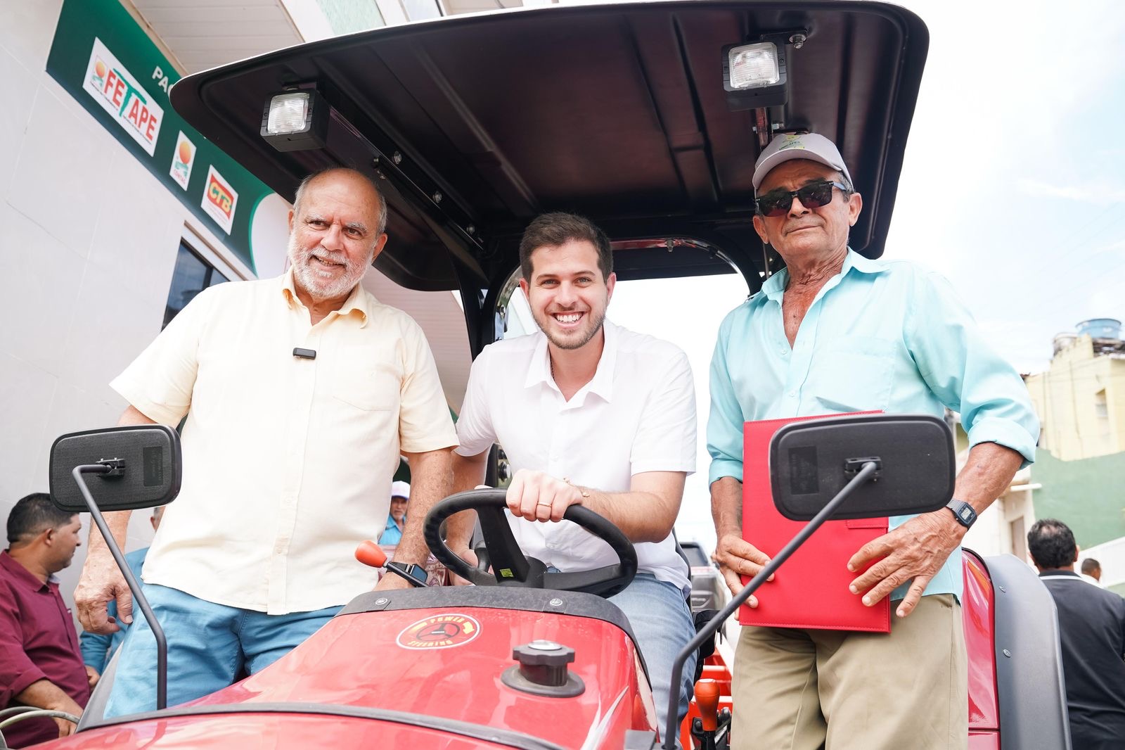 Pedro Campos e Waldermar Borges entregam equipamentos para pequenos produtores