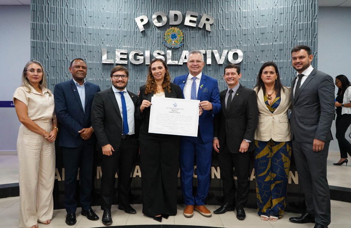 Em sessão solene, Câmara do Cabo entrega título de Cidadã Cabense à Defensora Pública Eloísa Helena