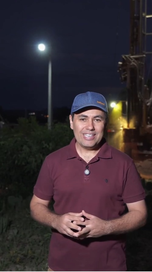 Mesmo durante o feriado, prefeito Welliton acompanha perfuração de poço em Ibimirim