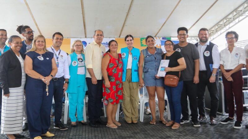 Mano Medeiros assina regularização fundiária para moradores da Muribeca