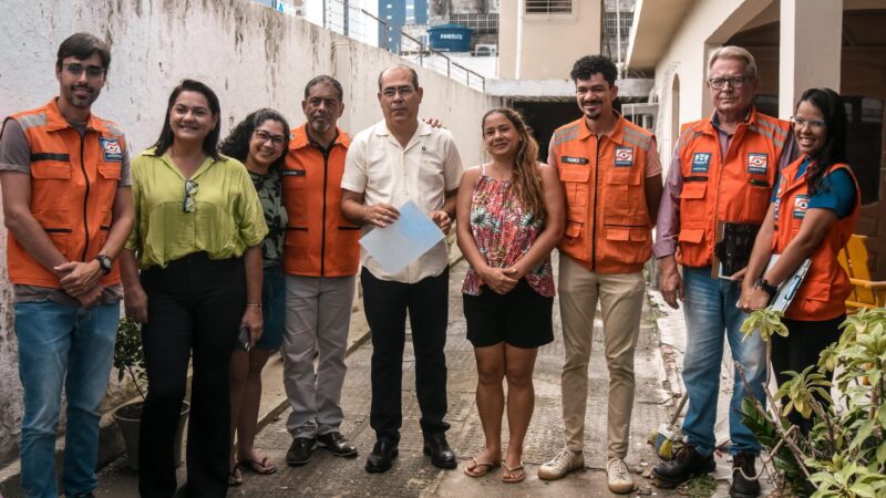 Mano Medeiros visita local do desabamento e libera imóveis e vias no entorno do edifício Kátia Melo