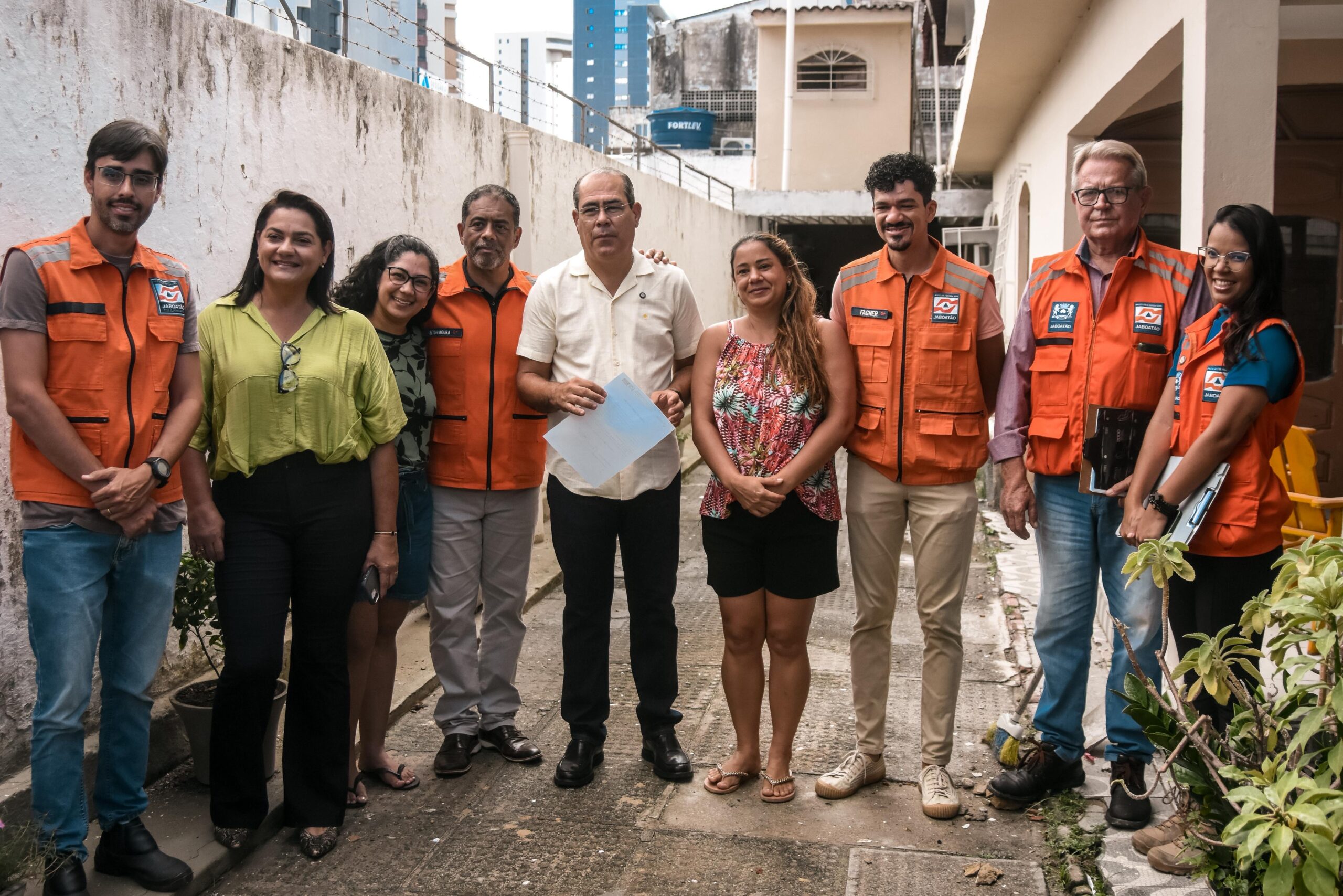 Mano Medeiros visita local do desabamento e libera imóveis e vias no entorno do edifício Kátia Melo