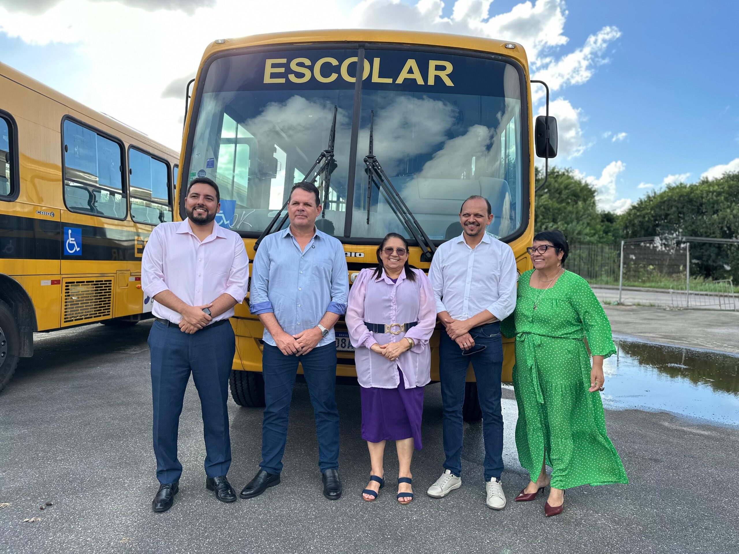 Dona Graça comemora a conquista do 8º ônibus escolar junto a Governadora Raquel Lyra.