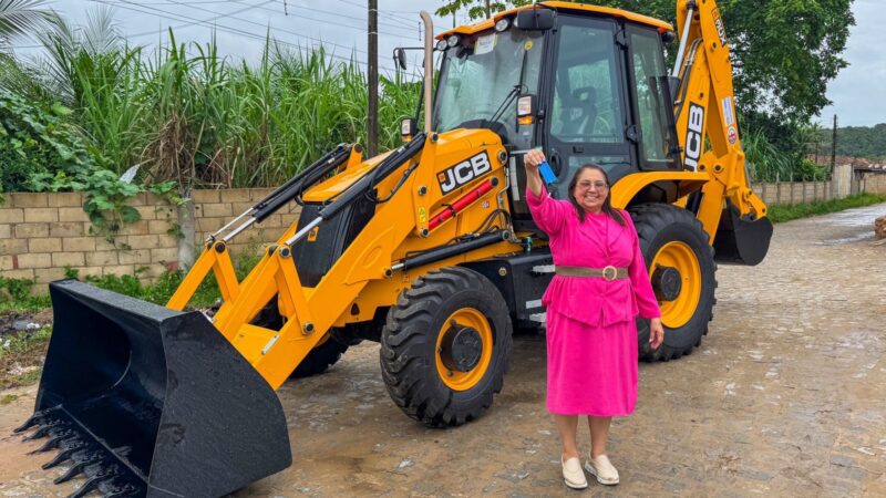 Dona Graça comemora conquista de nova retroescavadeira para Catende