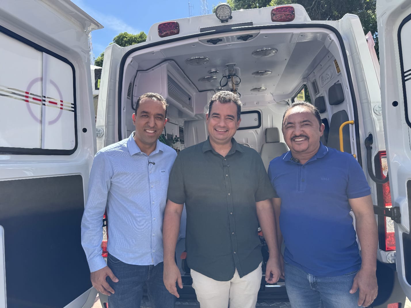 Prefeito de Juazeiro entrega nova ambulância para Tratamento Fora de Domicílio e reforça compromisso com a saúde