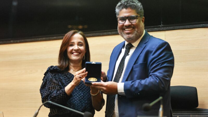 Câmara Municipal do Recife concede o Título de Cidadã do Recife à professora Nilzete Teixeira