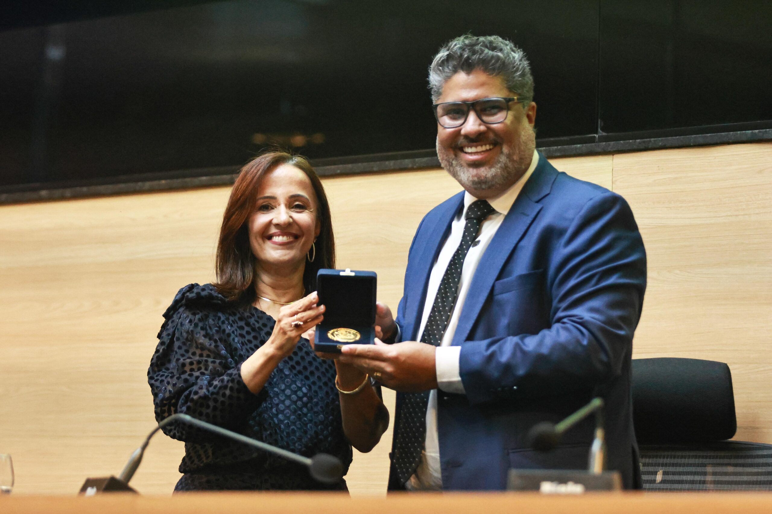 Câmara Municipal do Recife concede o Título de Cidadã do Recife à professora Nilzete Teixeira