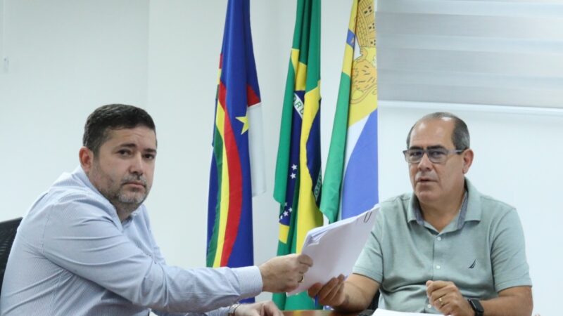 Mano Medeiros entrega Projeto de Lei de reajuste salarial para votação na Câmara