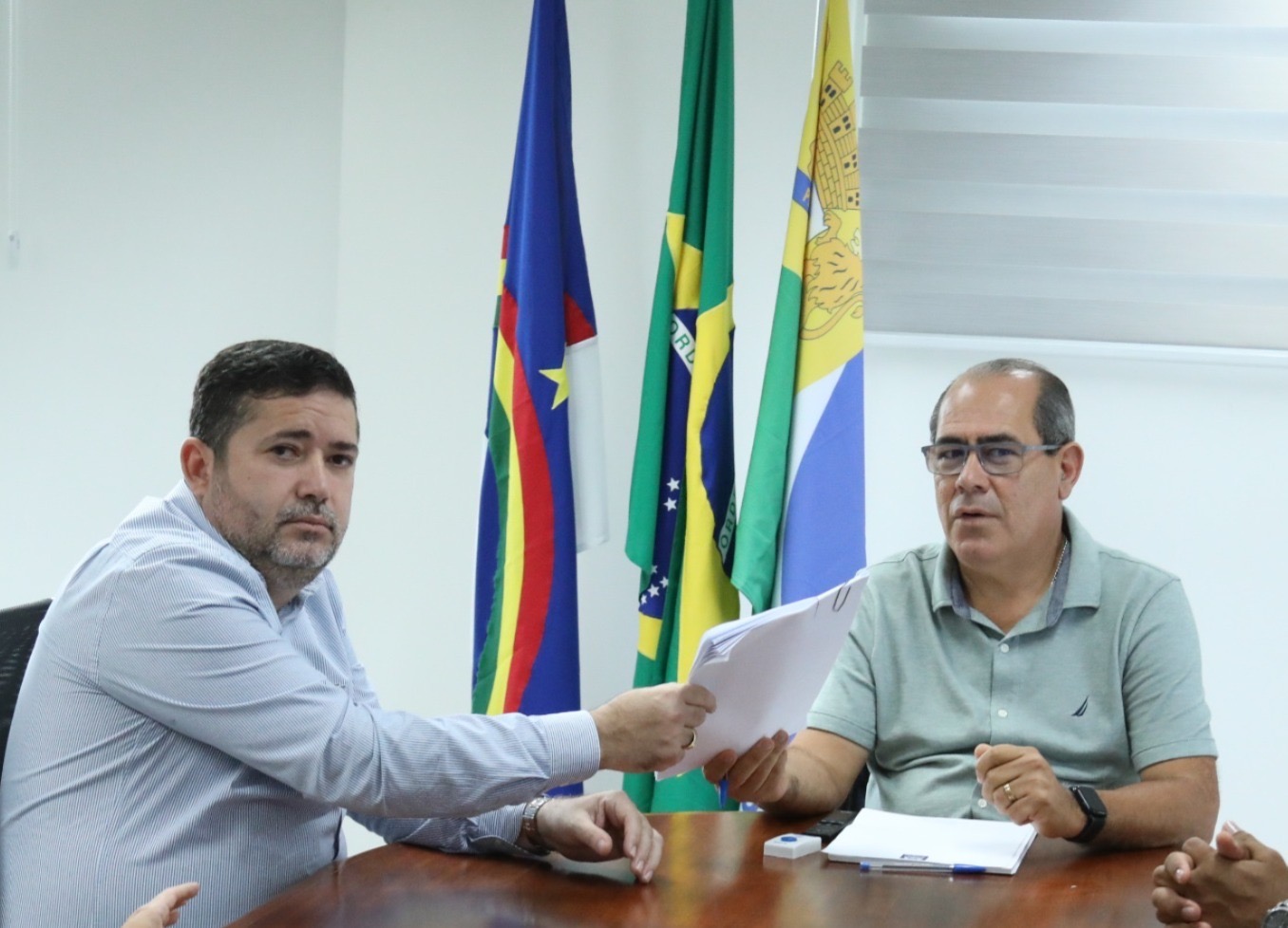 Mano Medeiros entrega Projeto de Lei de reajuste salarial para votação na Câmara