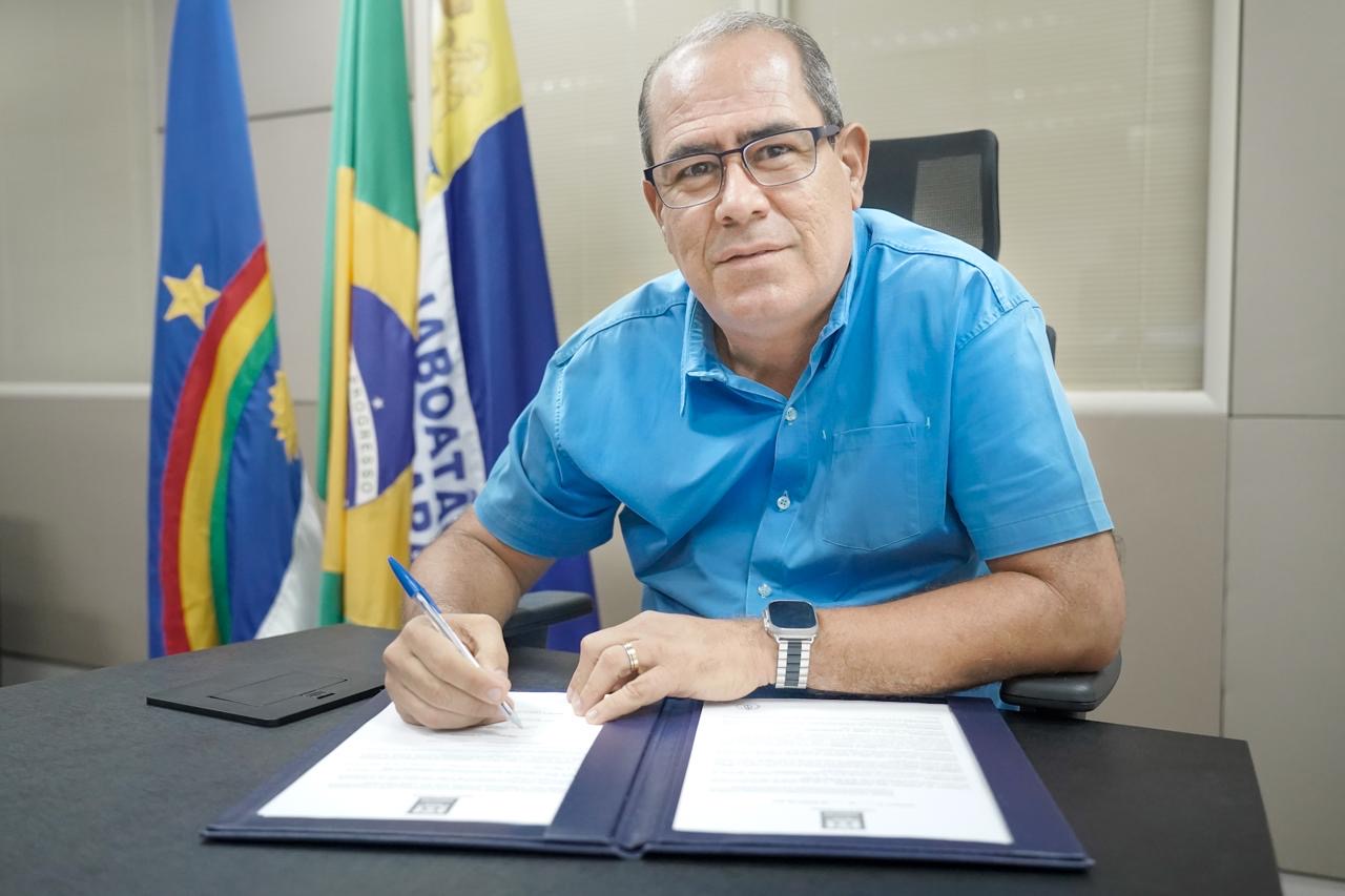 Mano Medeiros concede aumento de 6,27% aos profissionais de Educação e piso salarial dos professores do Jaboatão supera a média nacional