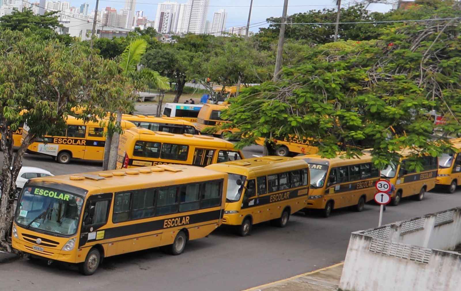 Prefeitura do Jaboatão disponibiliza ônibus para moradores em situações de risco