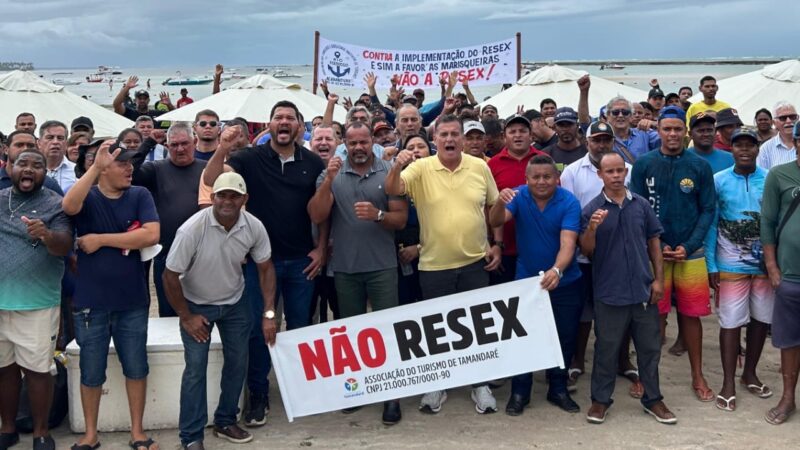 Abimael Santos e Coronel Meira acompanham protesto de trabalhadores do turismo e marisqueiros em Tamandaré contra criação de Reserva Extrativista