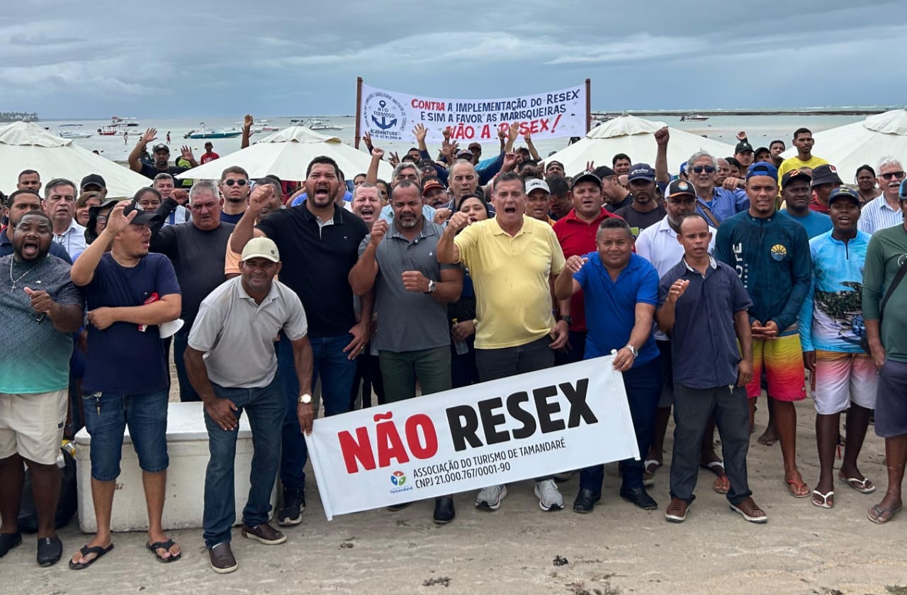 Abimael Santos e Coronel Meira acompanham protesto de trabalhadores do turismo e marisqueiros em Tamandaré contra criação de Reserva Extrativista