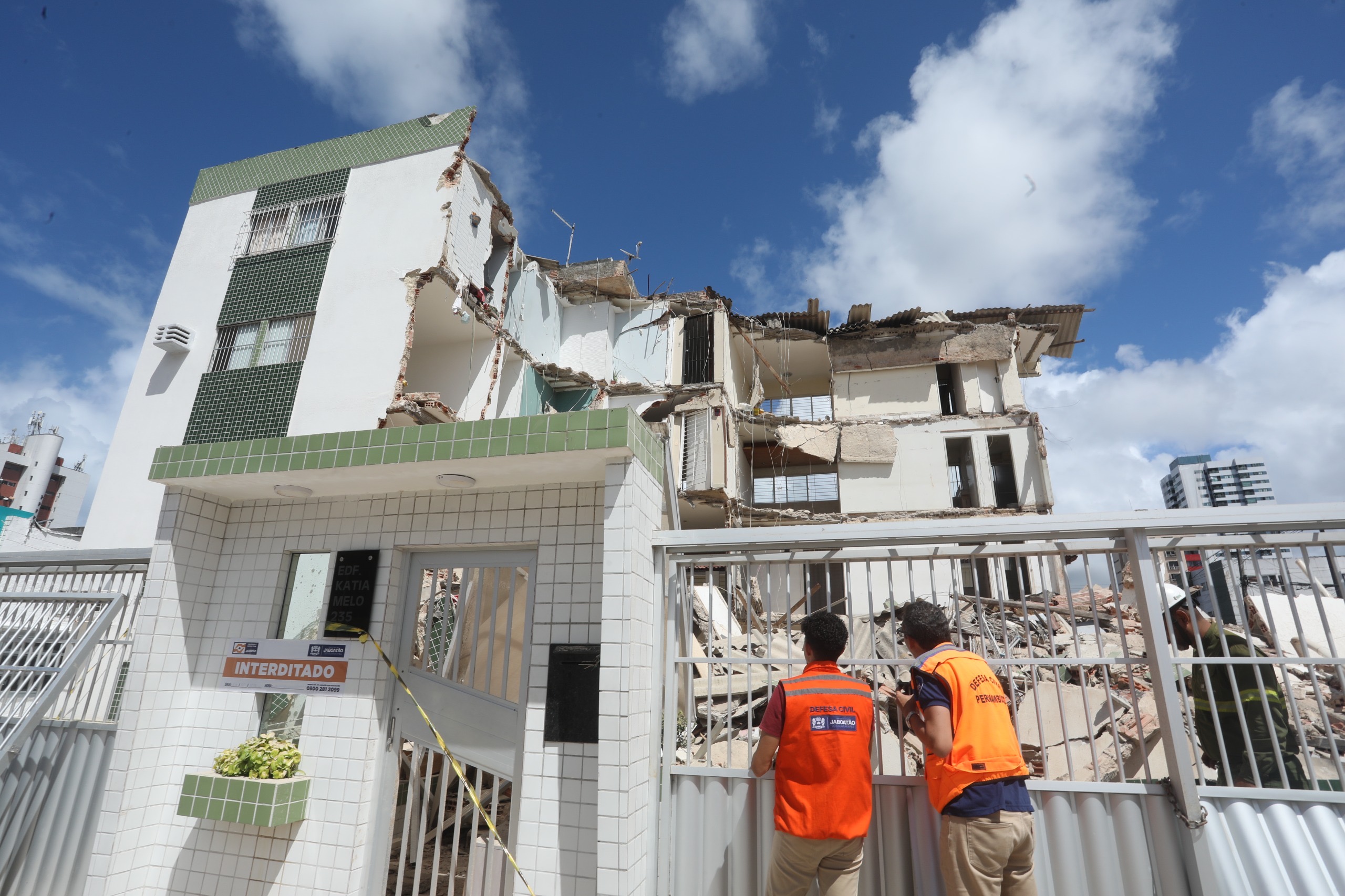 Mano Medeiros determina a demolição imediata dos escombros do Edifício Kátia Melo em Jaboatão dos Guararapes