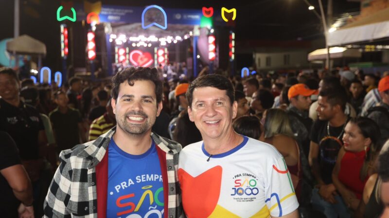 Com Avenida dos Tropeiros lotada, Simão Durando abre o Pra Sempre São João com muito forró e tradição