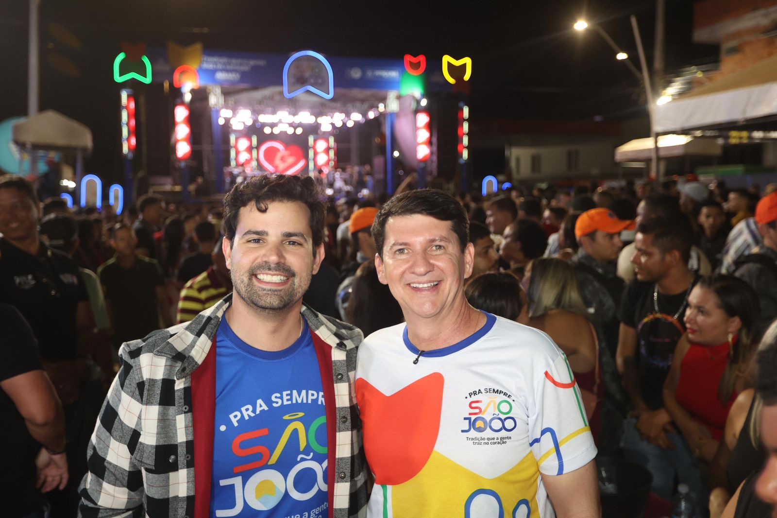 Com Avenida dos Tropeiros lotada, Simão Durando abre o Pra Sempre São João com muito forró e tradição
