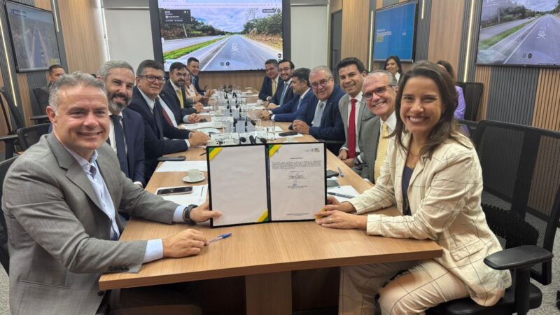 Em Brasília, governadora Raquel Lyra e o ministro Renan Filho assinam ordem de serviço para importante revitalização da BR-232