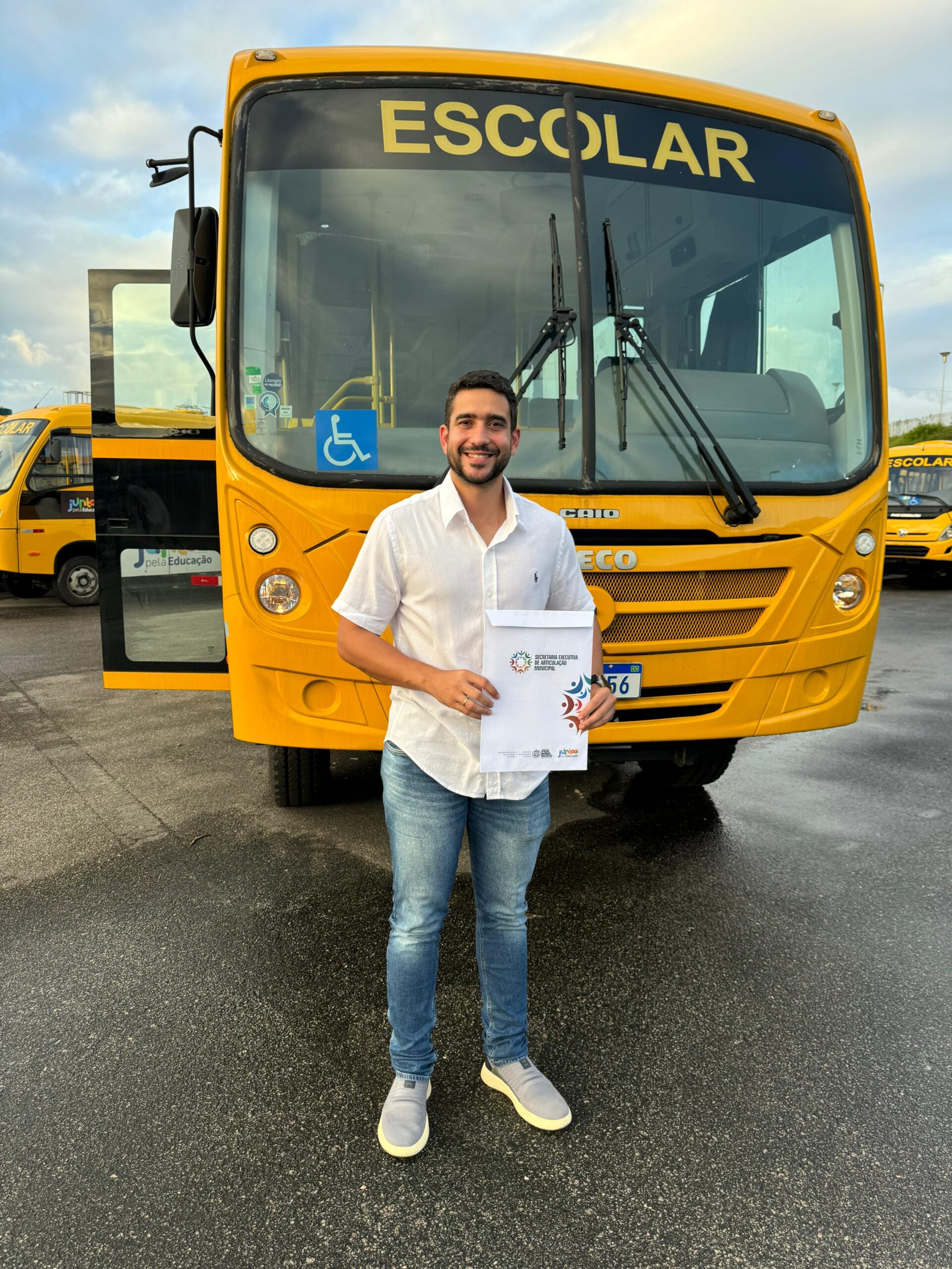 Vice-prefeito Neto Melo recebe novo ônibus escolar para Palmares em parceria com o Governo do Estado