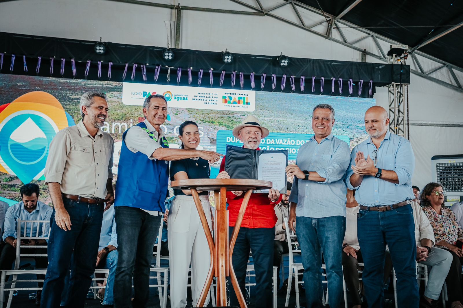 Em Salgueiro, no Sertão pernambucano, governadora Raquel Lyra e presidente Lula autorizam obra que vai levar mais água da transposição para 8 milhões de nordestinos