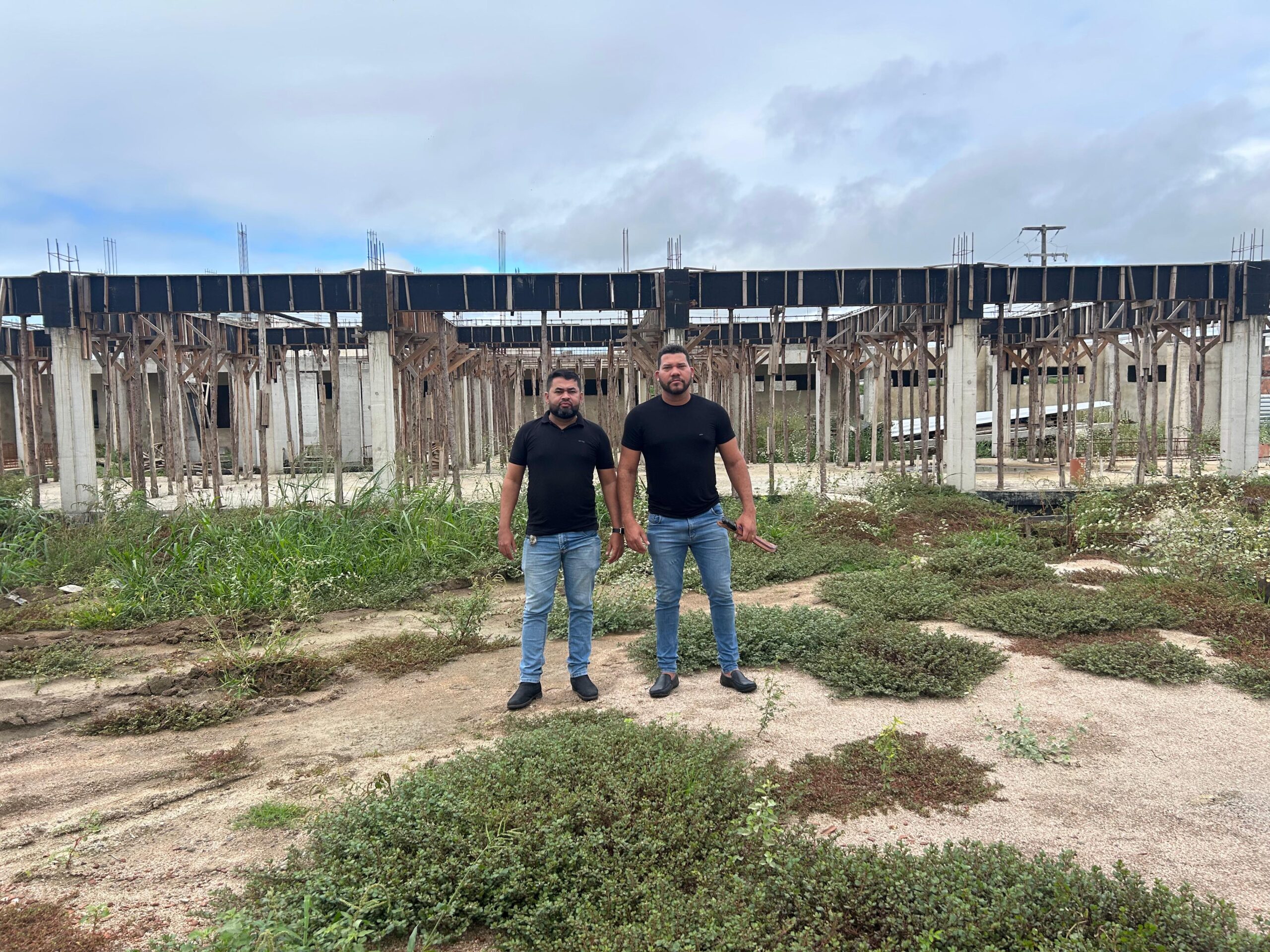 Deputado Abimael Santos denuncia abandono de obras de escola estadual em Toritama