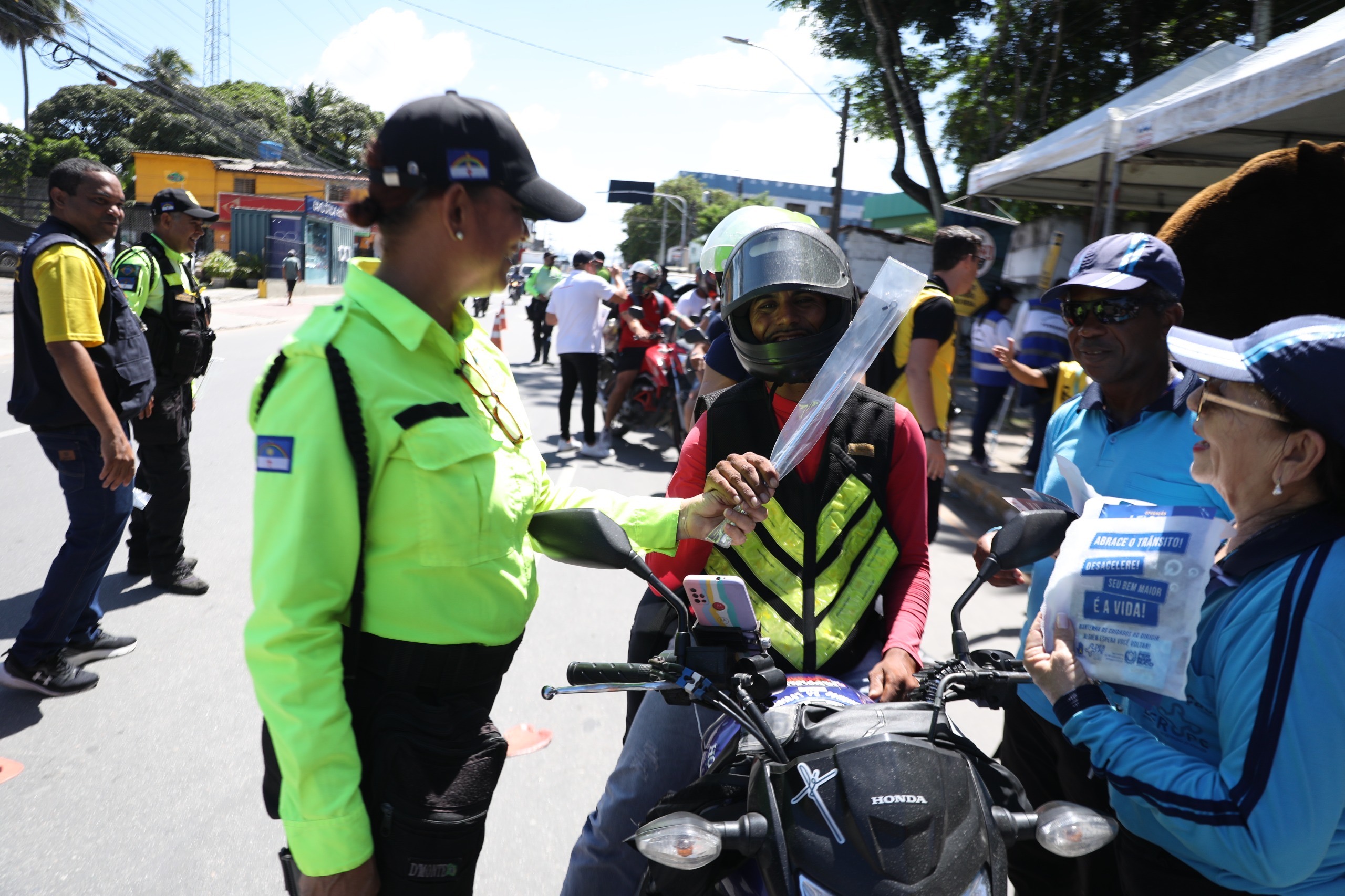Prefeitura do Jaboatão dos Guararapes distribui 200 cortas-pipas aos motociclistas
