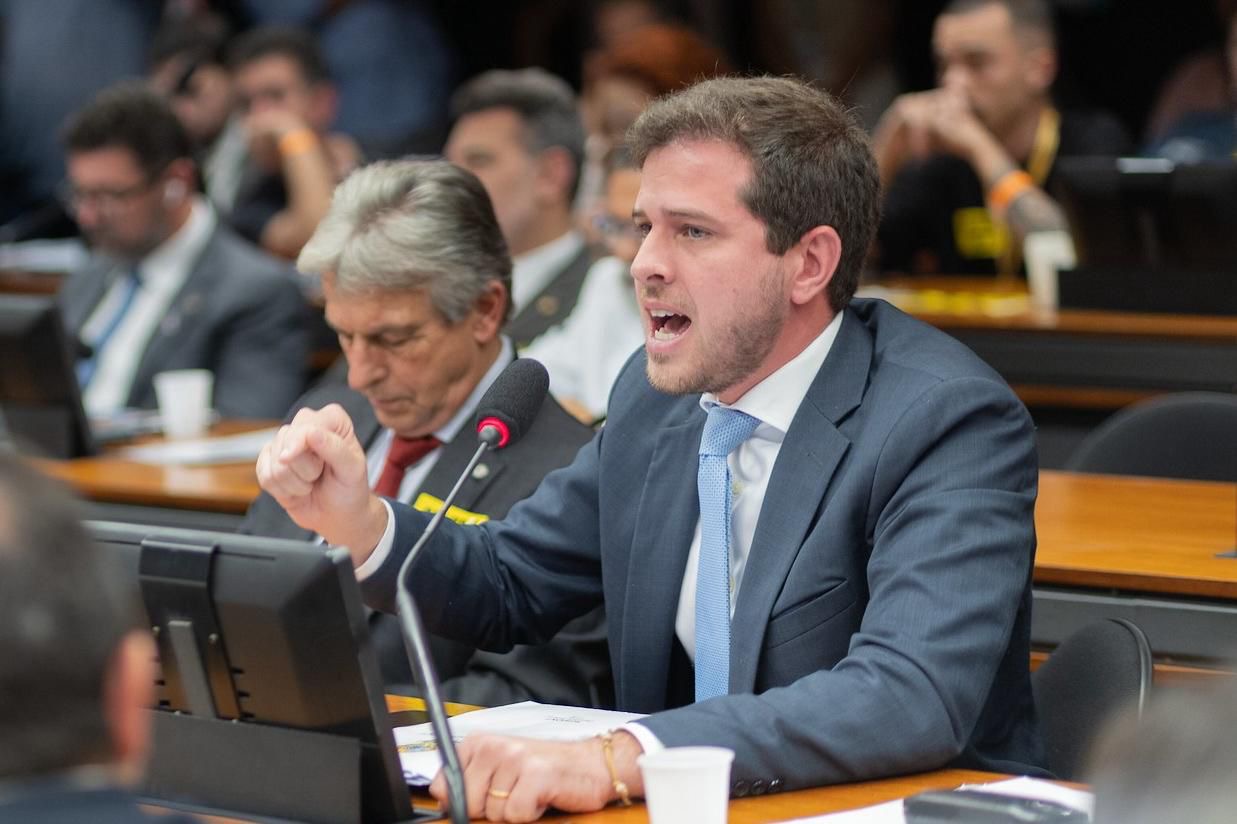 Pedro Campos defende lei para proteção de crianças e adolescentes em ambientes digitais