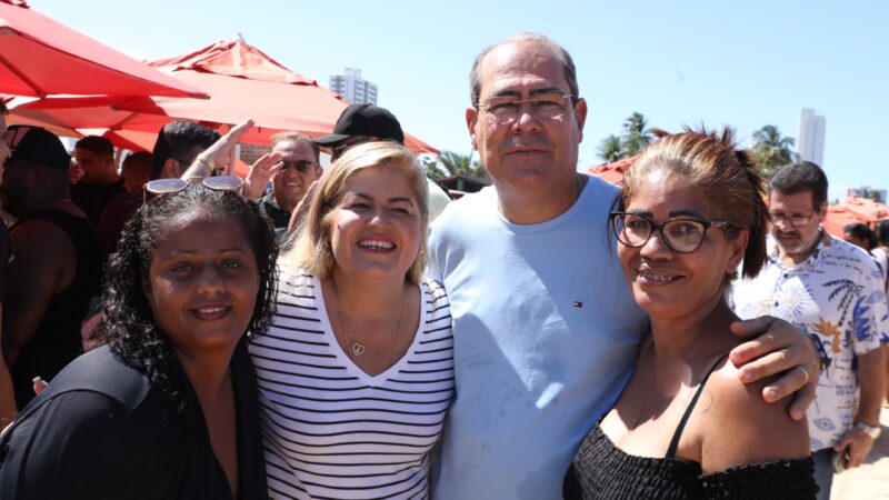 Festa do Trabalhador anima a praia de Barra de Jangada em Jaboatão
