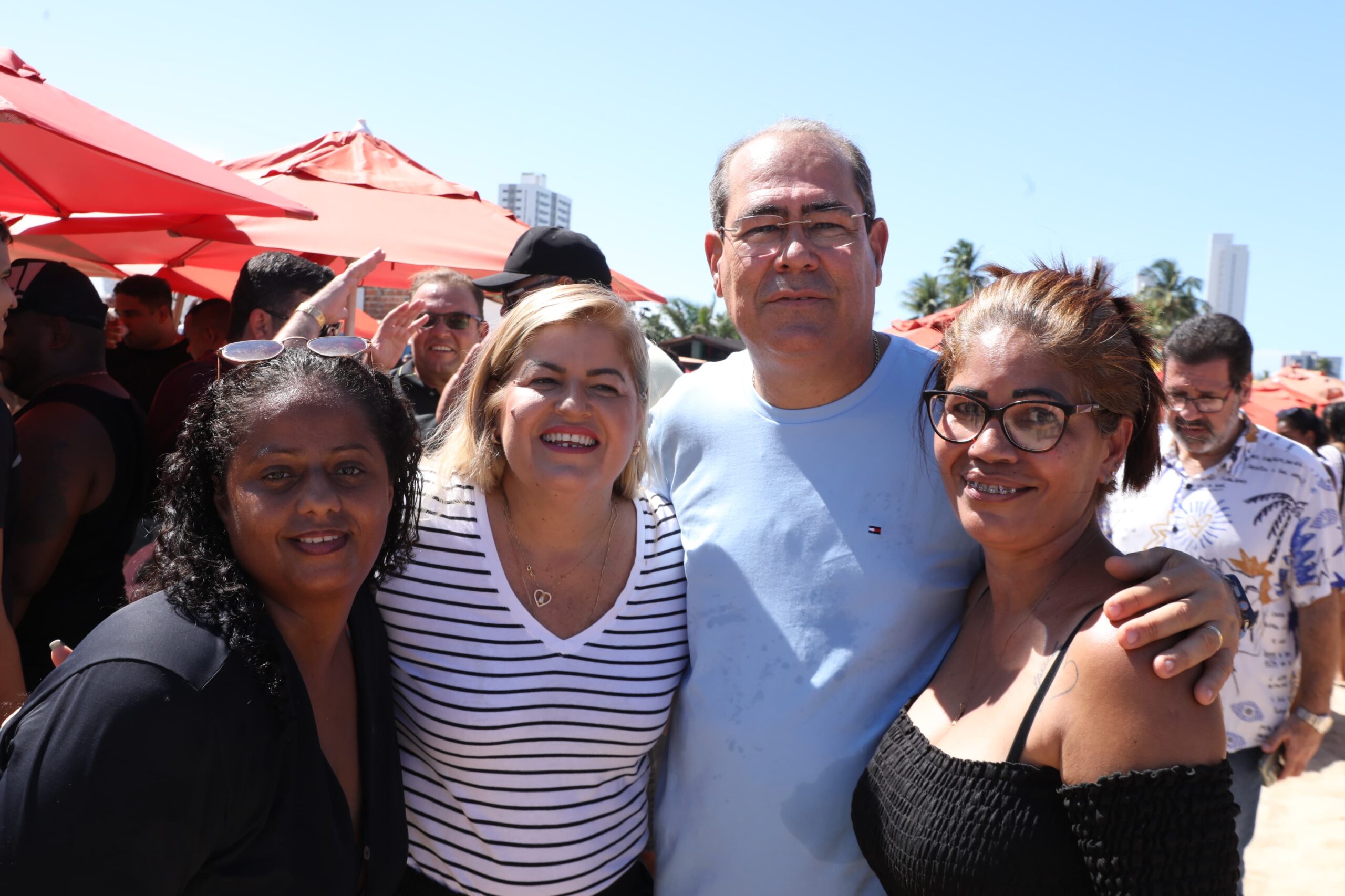 Festa do Trabalhador anima a praia de Barra de Jangada em Jaboatão