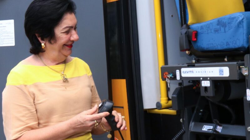 Prefeita Rorró Maniçoba recebe mais um ônibus escolar para reforçar a educação em Floresta