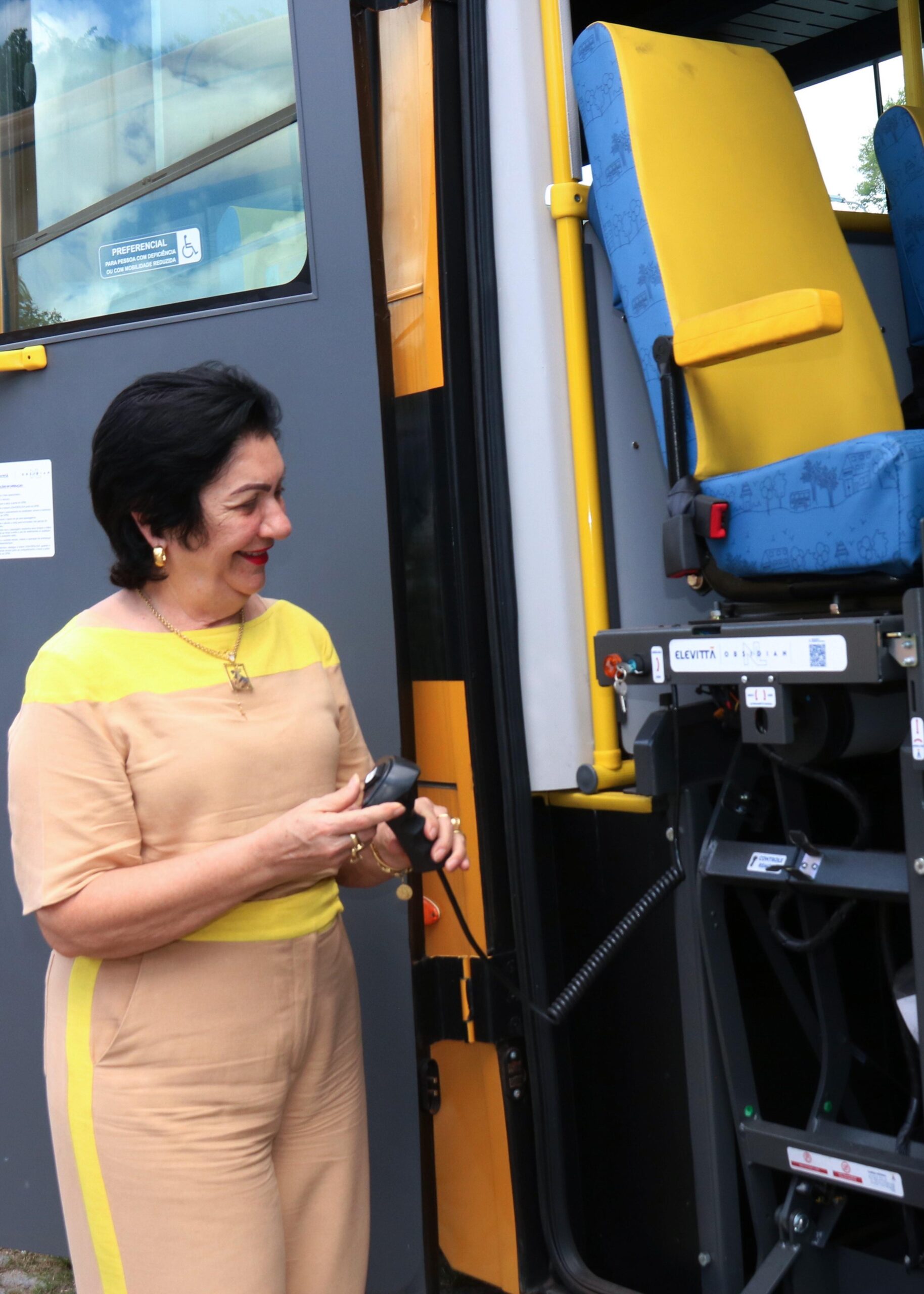 Prefeita Rorró Maniçoba recebe mais um ônibus escolar para reforçar a educação em Floresta