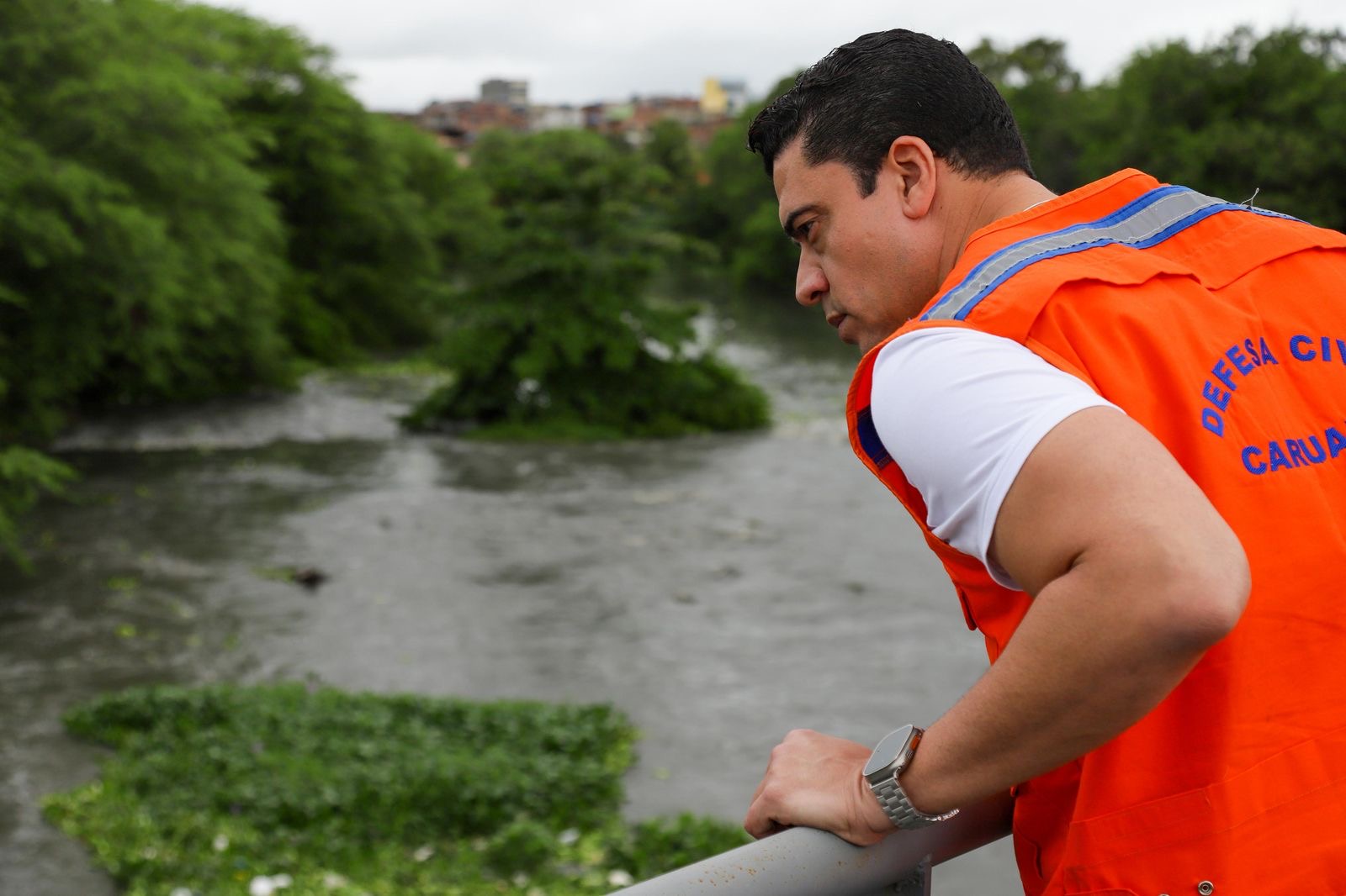 Rodrigo Pinheiro vistoria áreas que sofriam com alagamentos, enquanto Dayse Silva monitora cidade junto à Defesa Civil