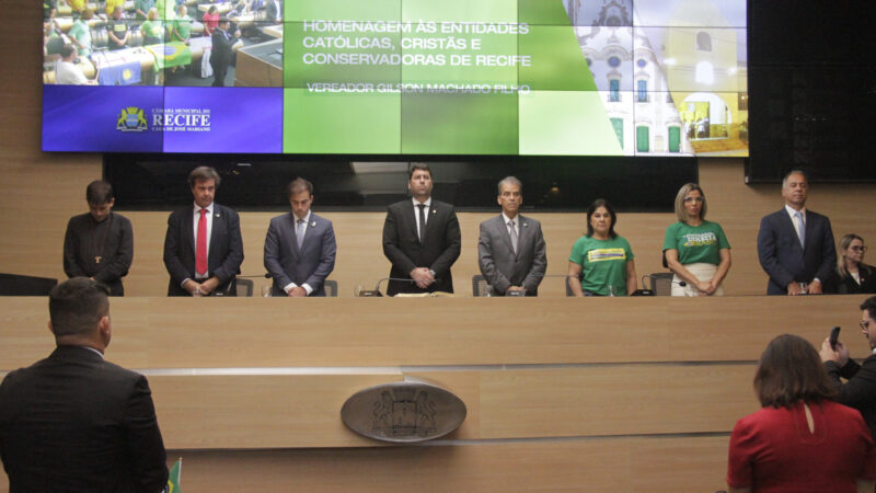 Com a presença de Dunga, parlamentares homenageiam entidades católicas e conservadoras em reunião solene