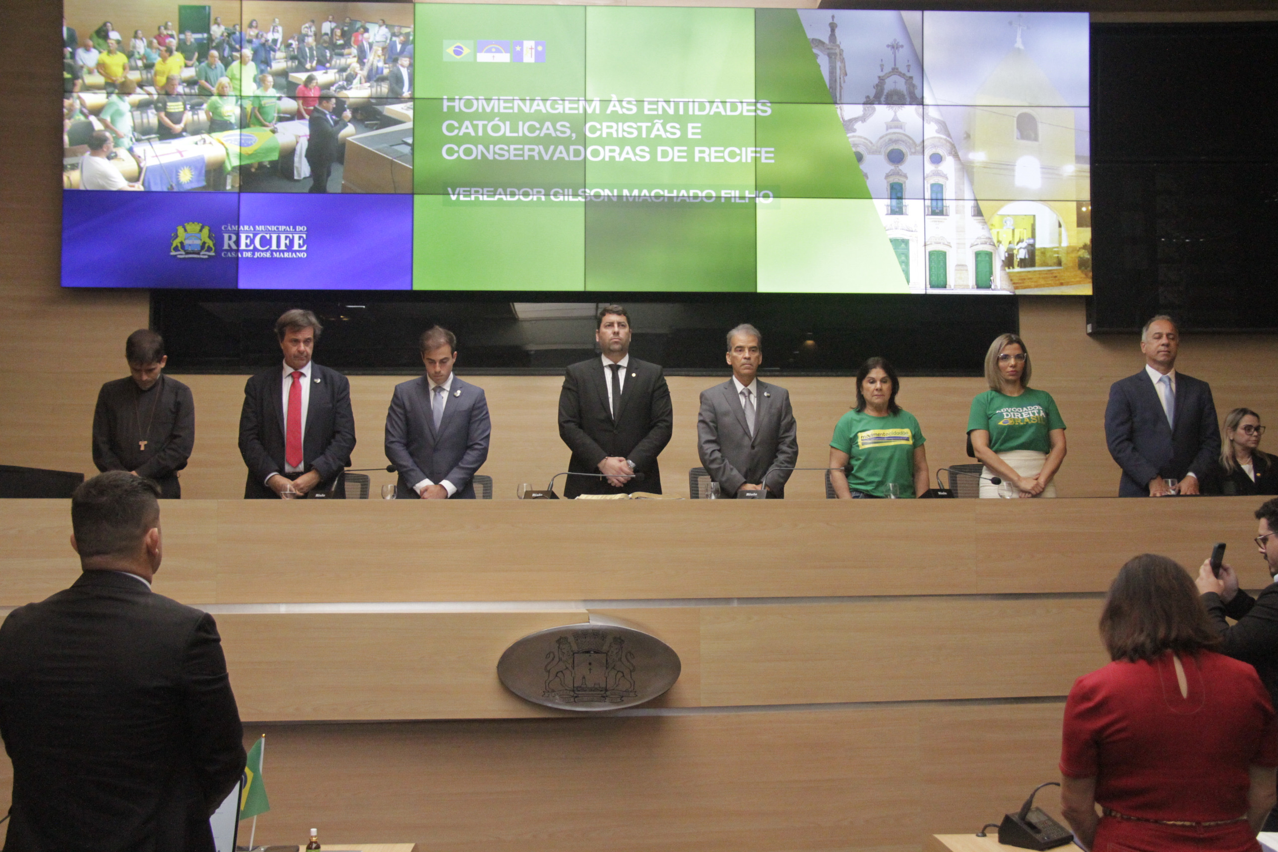 Com a presença de Dunga, parlamentares homenageiam entidades católicas e conservadoras em reunião solene