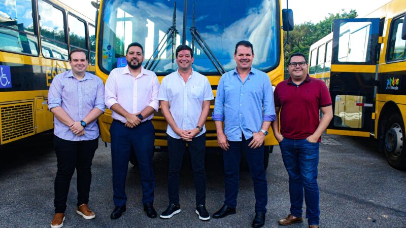 Thiago de Miel reforça frota escolar de Xexéu com mais um ônibus; já são cinco na gestão