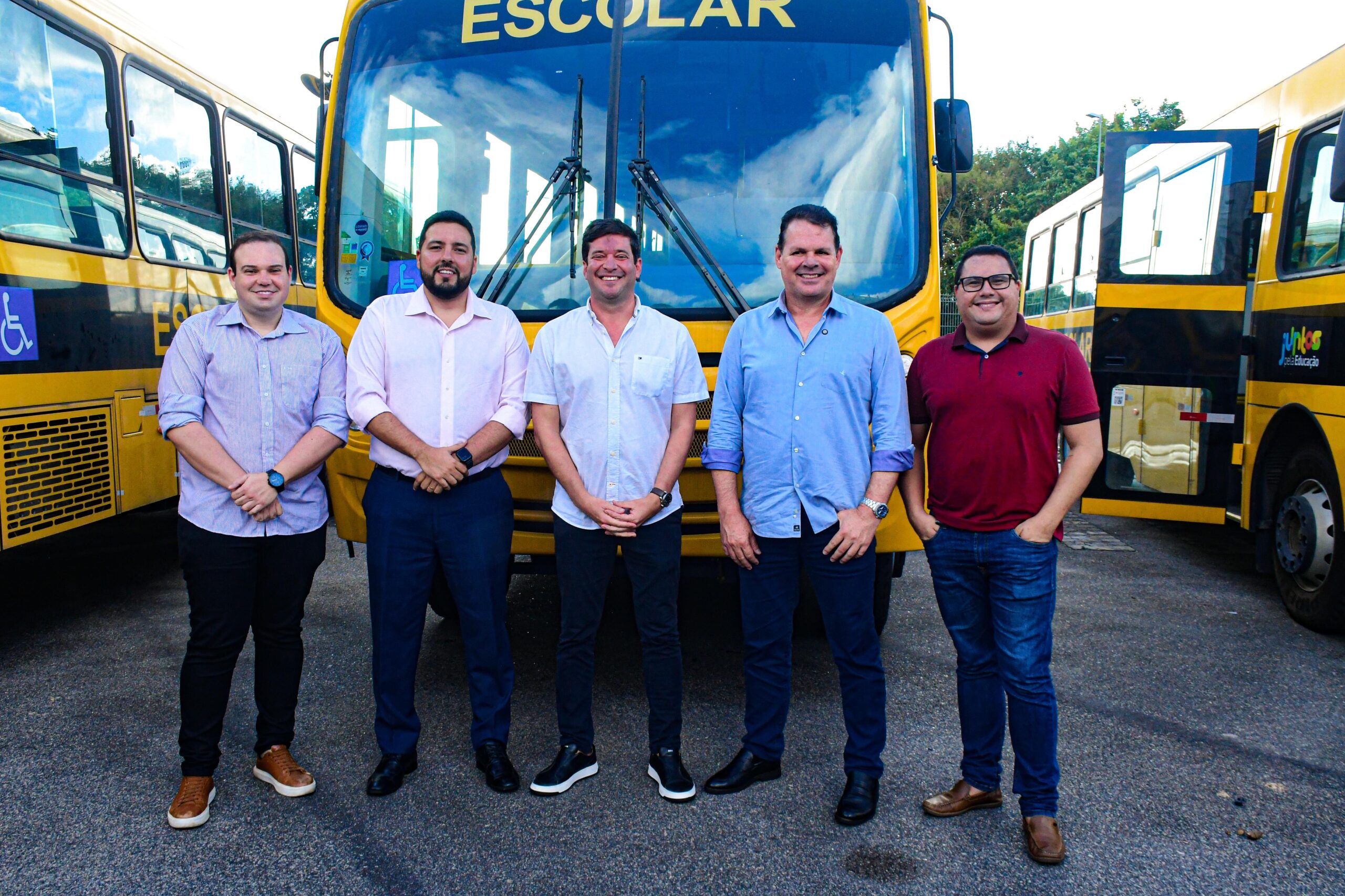 Thiago de Miel reforça frota escolar de Xexéu com mais um ônibus; já são cinco na gestão