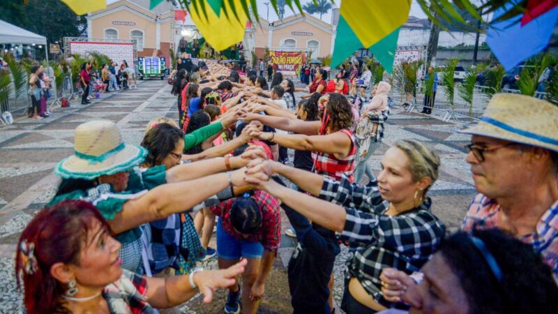 Neste domingo (08), o “Forró na Praça”animou o público com dança, quadrilha e clima junino