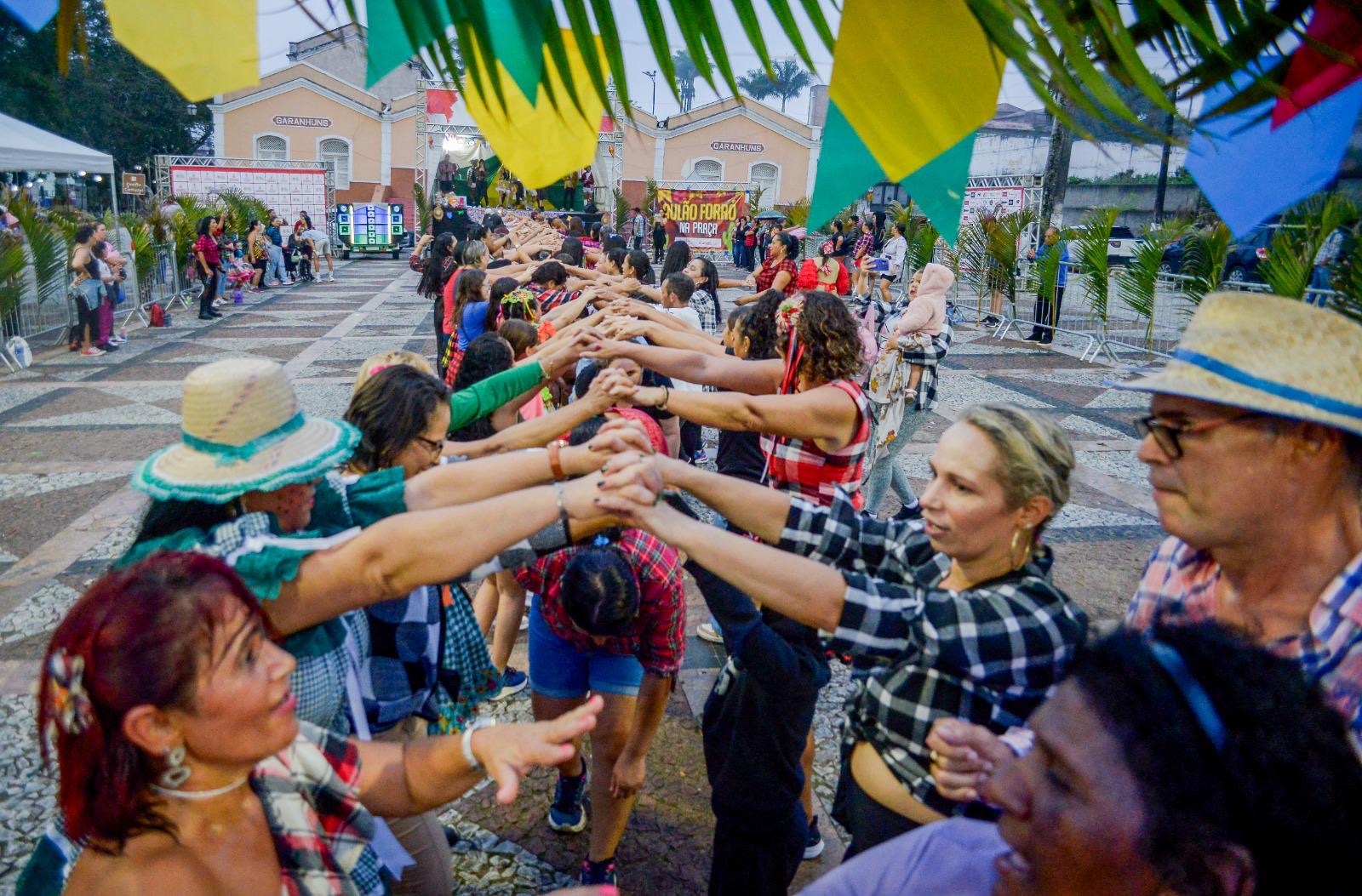 Neste domingo (08), o “Forró na Praça”animou o público com dança, quadrilha e clima junino