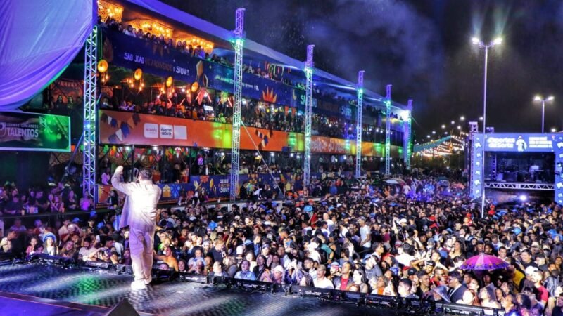 Três grandes shows e emoção : quarta noite do São João de Arcoverde 2025 foi de carisma, música boa e encontros com os fãs