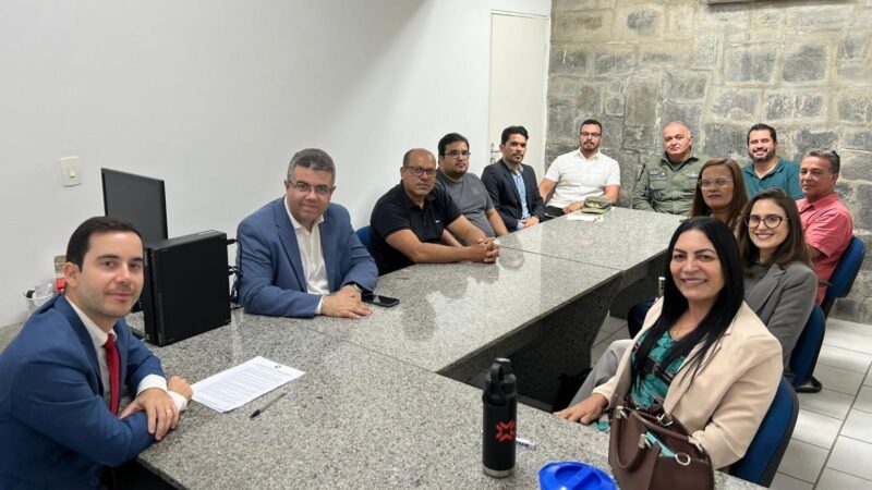 prefeita do município de Jataúba esteve no Ministério Público, e ao lado do promotor, Ariano Aguiar, do coronel Pedro Moraes, comandante do 24° BPM e membros de sua equipe, realizou a assinatura do Termo de Ajustamento de Conduta – TAC