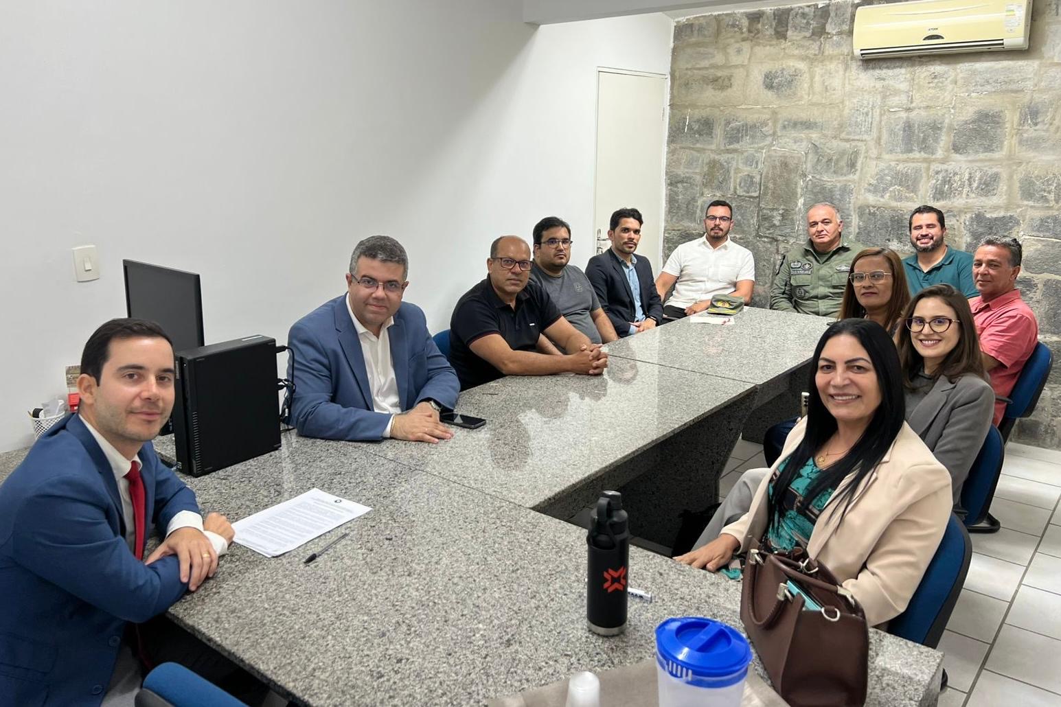 prefeita do município de Jataúba esteve no Ministério Público, e ao lado do promotor, Ariano Aguiar, do coronel Pedro Moraes, comandante do 24° BPM e membros de sua equipe, realizou a assinatura do Termo de Ajustamento de Conduta – TAC