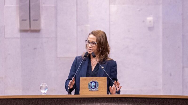 Depois da aprovação do reajuste para professores, Débora Almeida reforça a importância da votação de empréstimo para investimento em PE