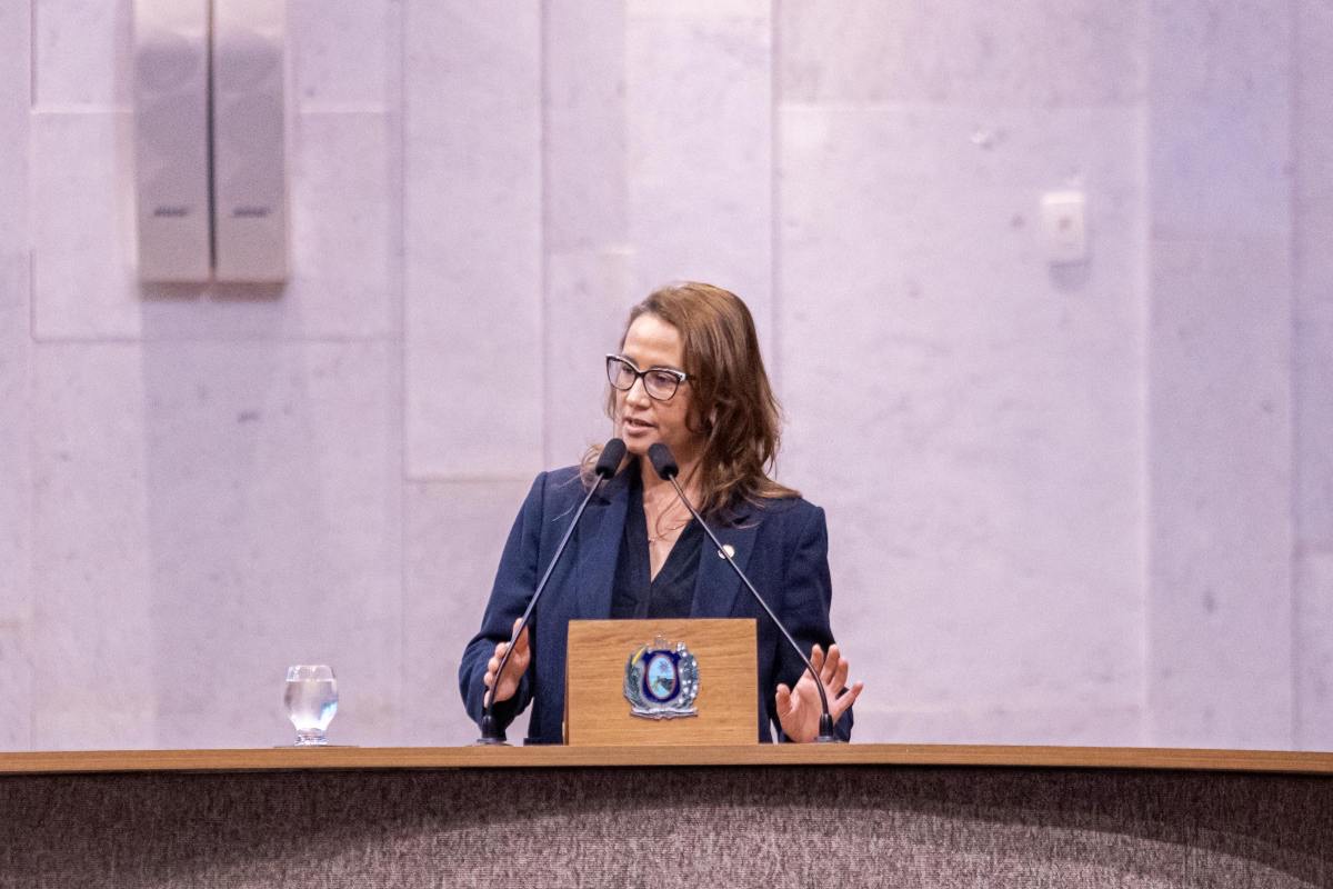 Depois da aprovação do reajuste para professores, Débora Almeida reforça a importância da votação de empréstimo para investimento em PE