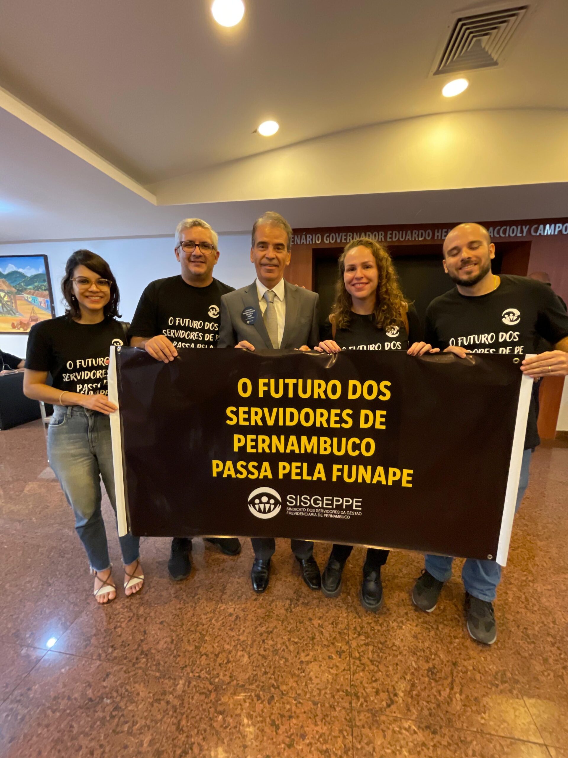 Menos de 100 servidores para cuidar de mais de 100 mil aposentados