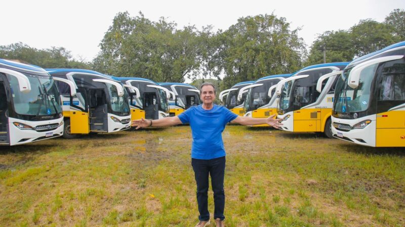 Com oito novos ônibus, Carlos Santana renova frota do transporte universitário de Ipojuca