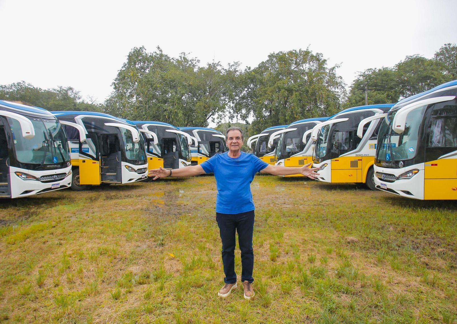 Com oito novos ônibus, Carlos Santana renova frota do transporte universitário de Ipojuca