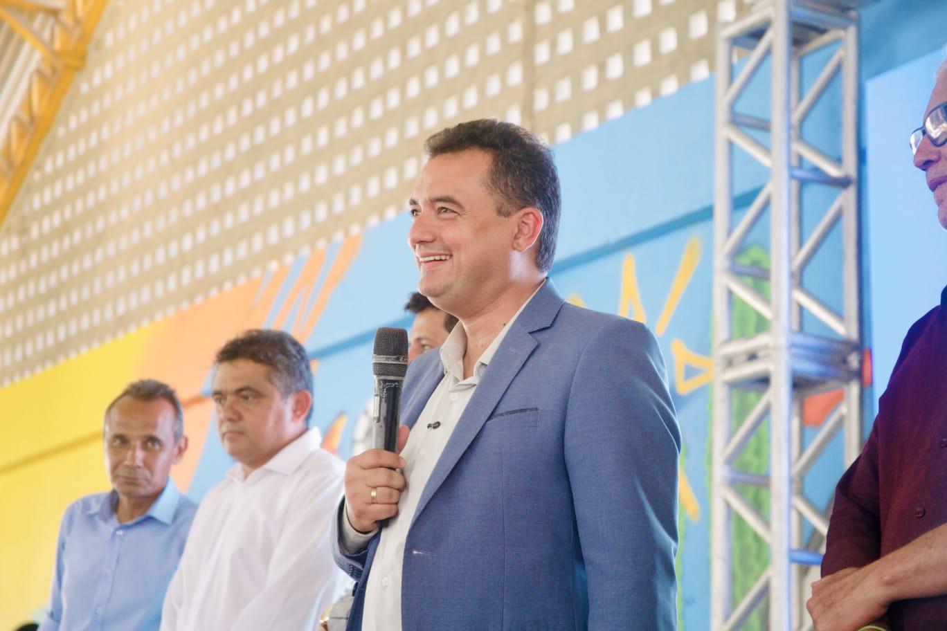 Prefeito Andrei Gonçalves entrega quadra poliesportiva requalificada no bairro Itaberaba e anuncia novas obras