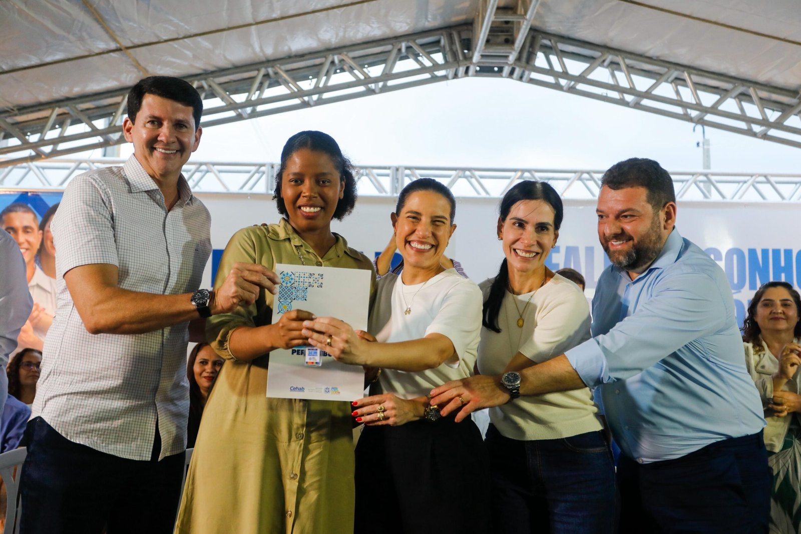 Em Petrolina, governadora Raquel Lyra entrega chaves de mais 130 residências a famílias beneficiadas pelo Morar Bem PE – Entrada Garantida