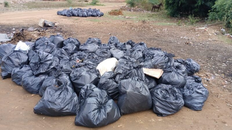 Quase meia tonelada de lixo é retirada das ruas em mutirão de limpeza em Floresta