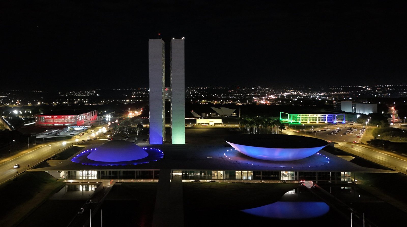 A pedido de Eduardo da Fonte, Câmara dos Deputados é iluminada de azul em homenagem ao Dia do Orgulho Autista